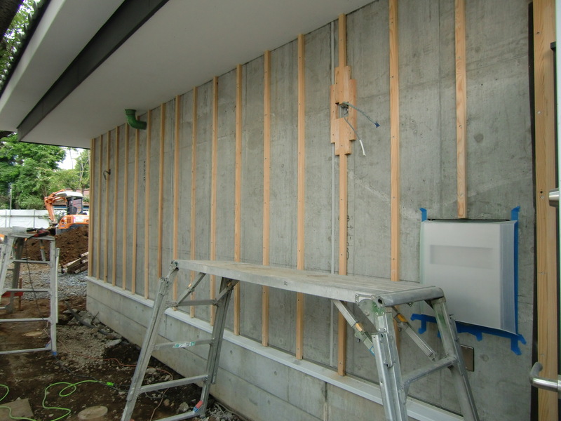 コンクリートに下地材を取付ます。下地も不燃木です。