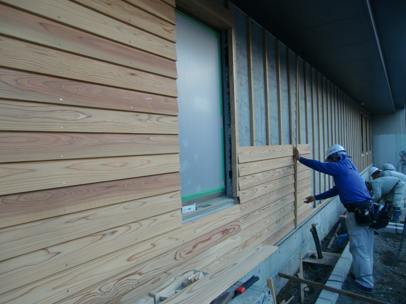 杉板を張っていきます。