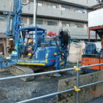 地盤補強工事です。 タイガーパイル工法と言う柱状改良工事です。