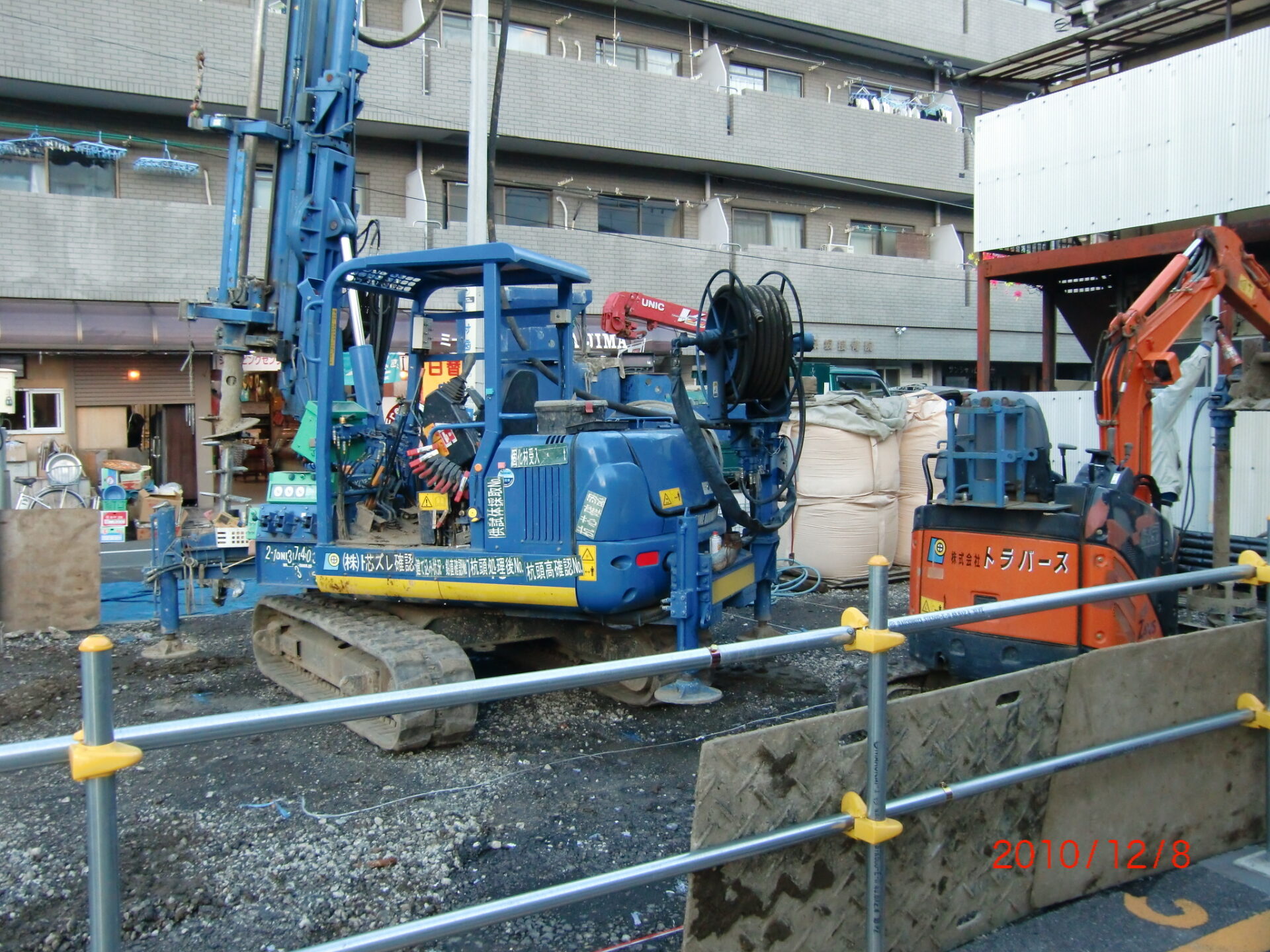 地盤補強工事です。 タイガーパイル工法と言う柱状改良工事です。