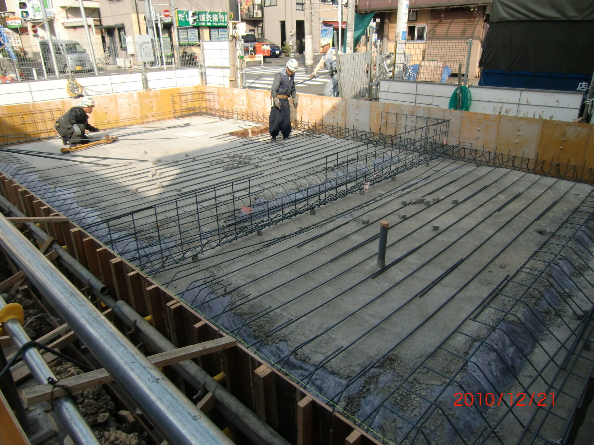 基礎鉄筋工事です。 耐圧版は13㎜鉄筋をダブルで組みました。