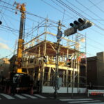 建て方工事です。 ピタゴラスと言う特殊なクレーンを使いました。