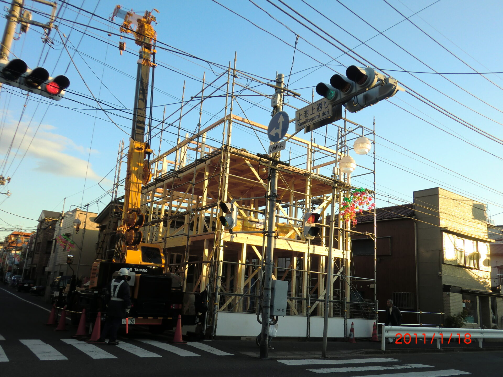 建て方工事です。 ピタゴラスと言う特殊なクレーンを使いました。