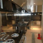 衛生的な厨房です。 ここで、おいしいお総菜が作られます。