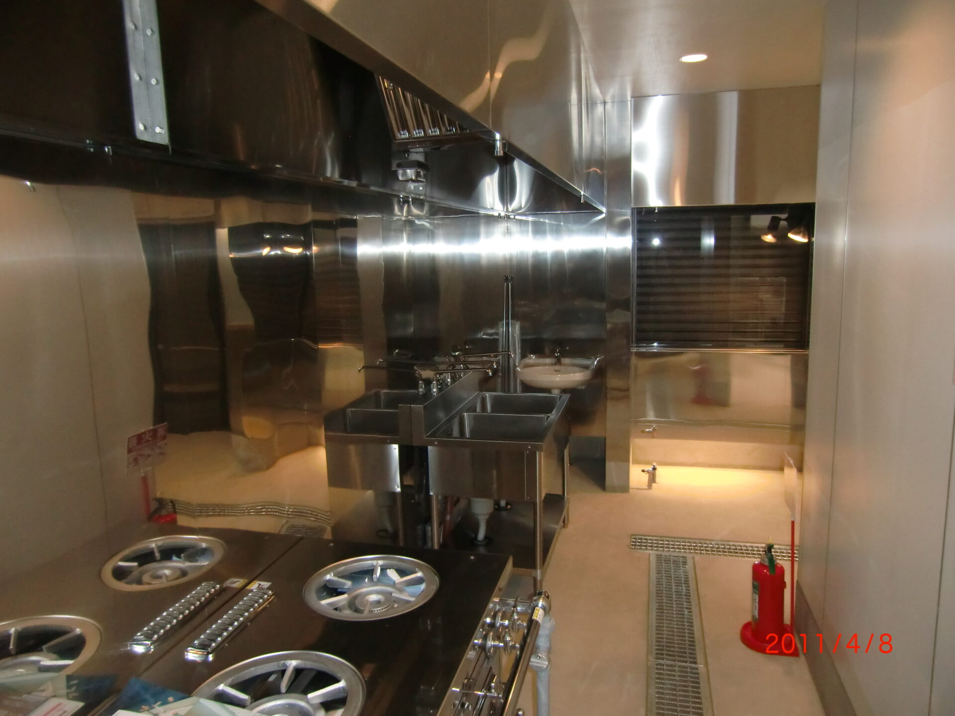 衛生的な厨房です。 ここで、おいしいお総菜が作られます。