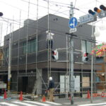 足場の解体工事です。 いよいよ完成に近づきました。