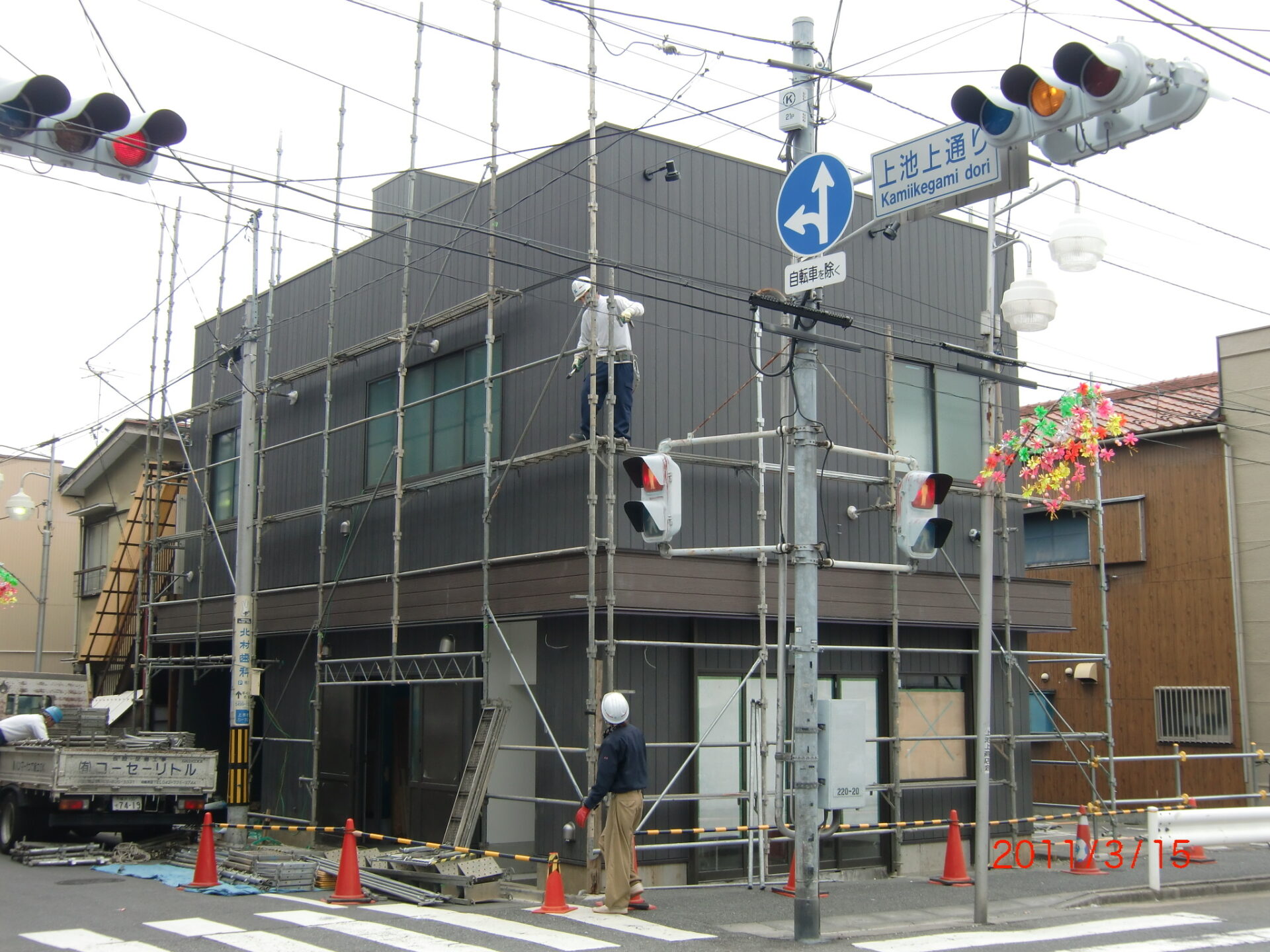 足場の解体工事です。 いよいよ完成に近づきました。