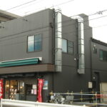 営業開始です。 ダクトのシルバーと外壁の黒との組み合わせが、気に入っています。