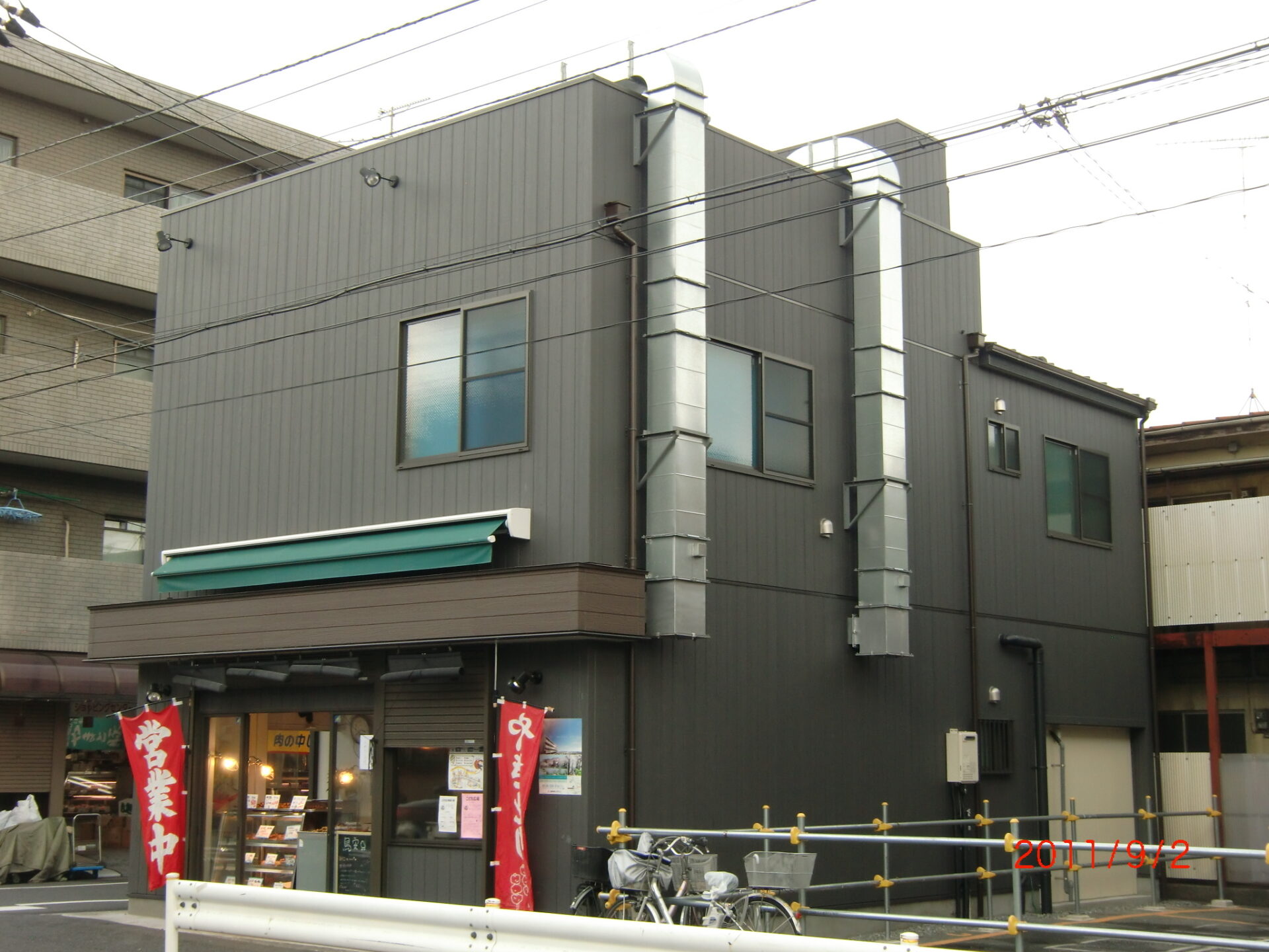 営業開始です。 ダクトのシルバーと外壁の黒との組み合わせが、気に入っています。