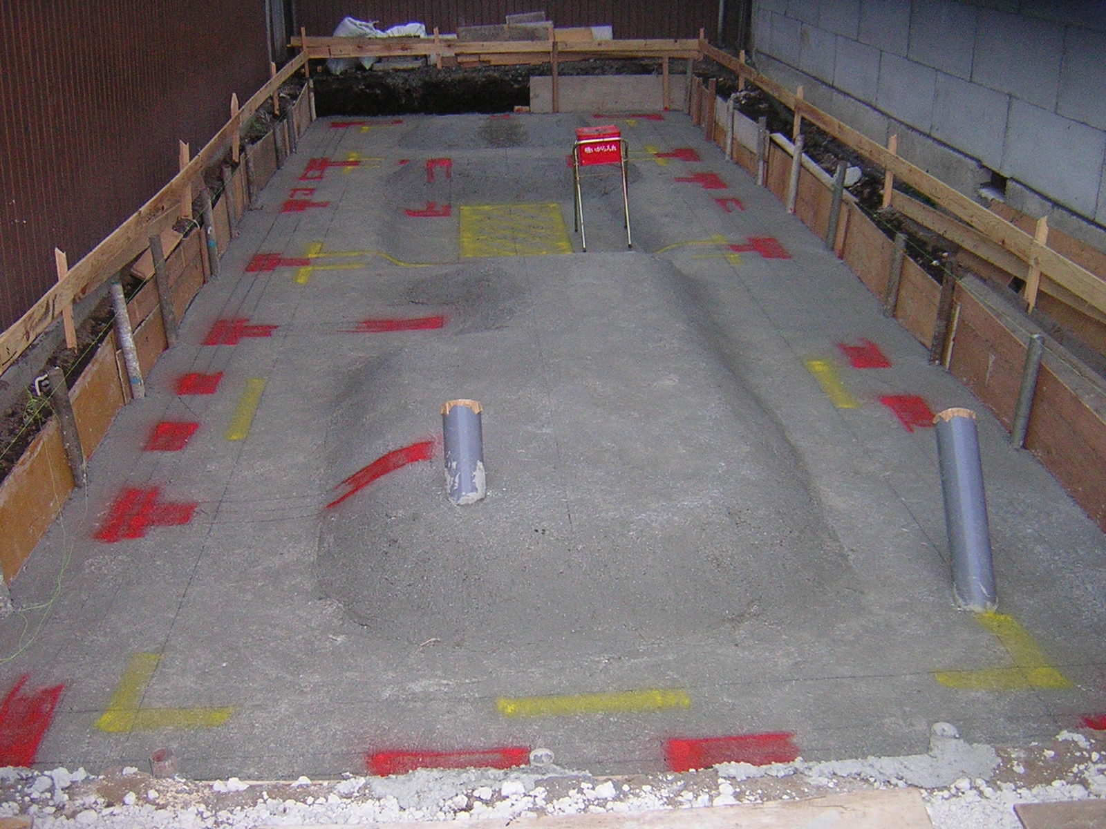 捨てコンクリート・墨だし終了です。基礎とベースを色分けすると分りやすいです。