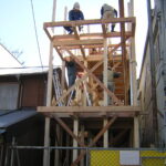 建て方工事です。間口が狭く、レッカーが使えないので、手で組みました。柱・梁の幅がすべて120㎜（4寸）なので、丈夫です。