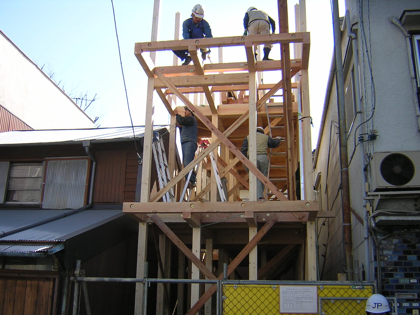 建て方工事です。間口が狭く、レッカーが使えないので、手で組みました。柱・梁の幅がすべて120㎜（4寸）なので、丈夫です。