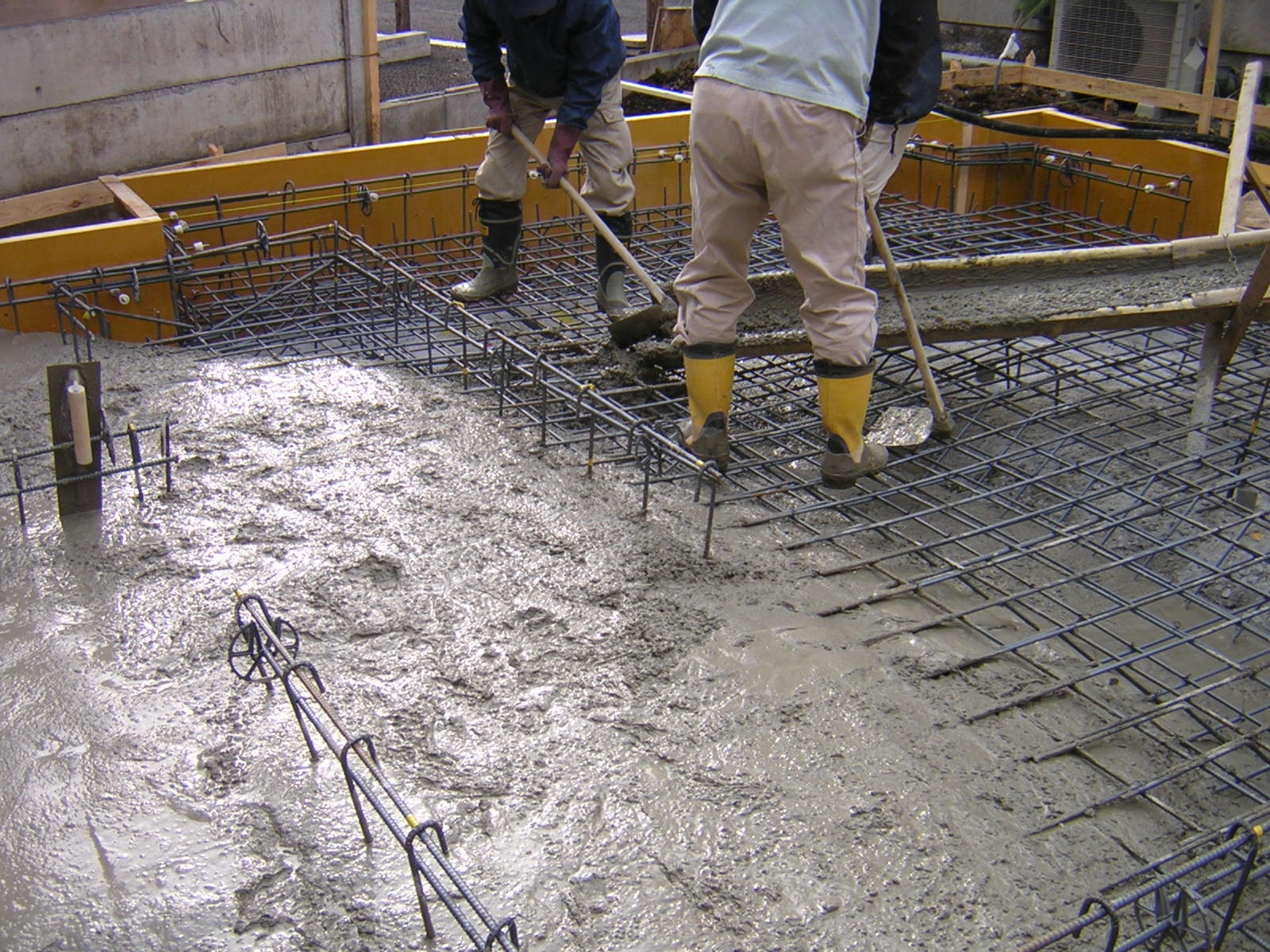 耐圧版コンクリート打設です。
