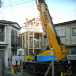 建て方工事です。柱・梁を120㎜幅にしたので、丈夫です。