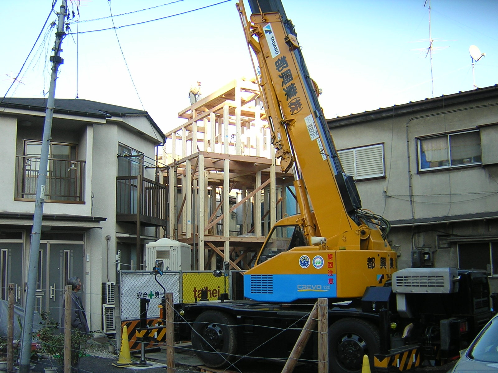 建て方工事です。柱・梁を120㎜幅にしたので、丈夫です。