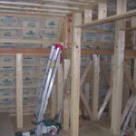 断熱材を入れました。とても大事な行程ですが、とにかく痒いです。