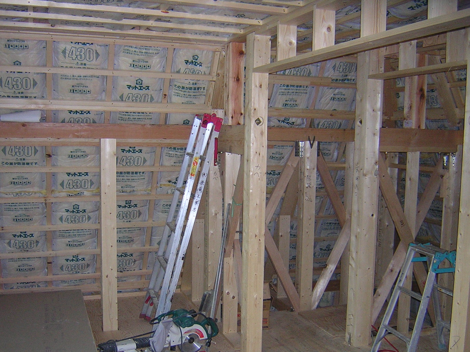 断熱材を入れました。とても大事な行程ですが、とにかく痒いです。