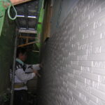 外壁サイディング貼りです。材料が重いので、大変です。