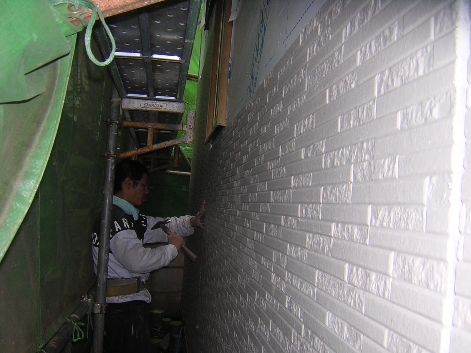 外壁サイディング貼りです。材料が重いので、大変です。